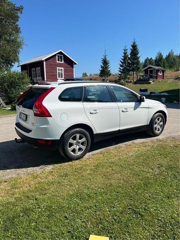 Vit Begagnad 2012 Volvo XC60 SUV | 90 000 kr (Marknadspris) - Bild 1/1