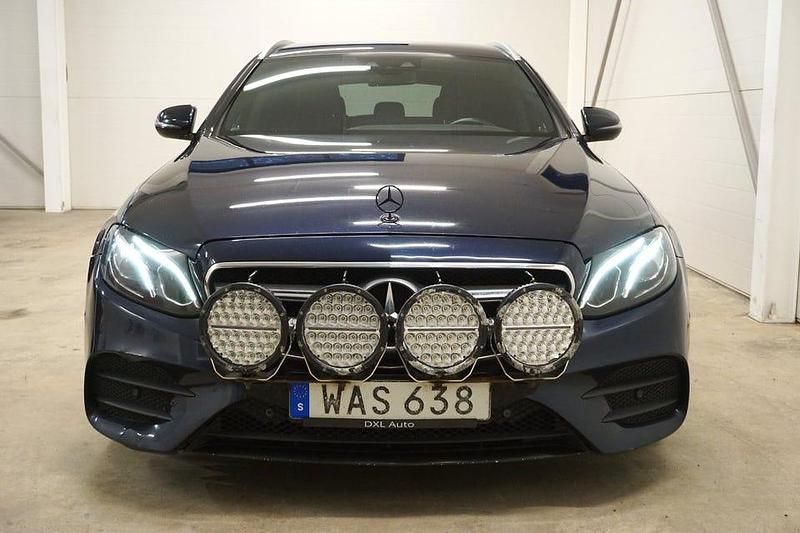 Begagnad Mercedes E220 AMG line 194 HK (142 kW) 2017 Blå (cavansite blue metallic)