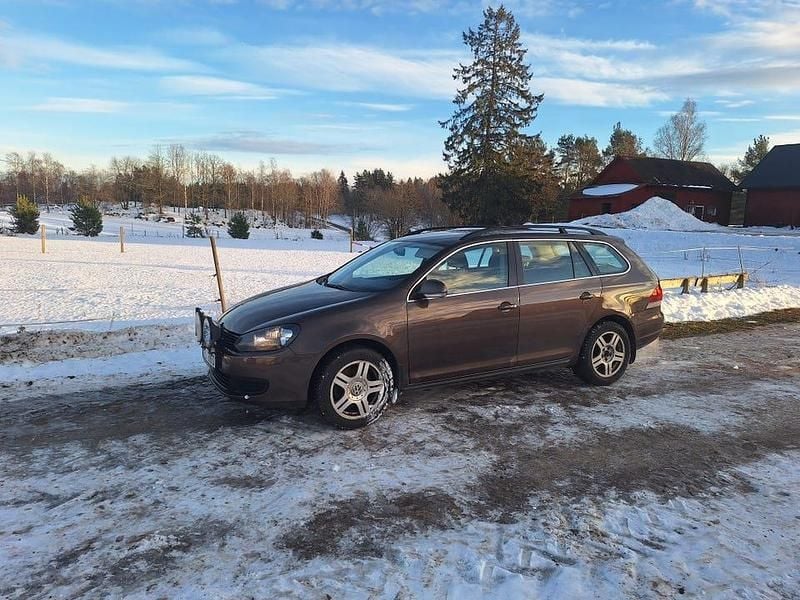 Begagnad VW Golf VI 105 HK (77 kW) 2011 Halvkombi