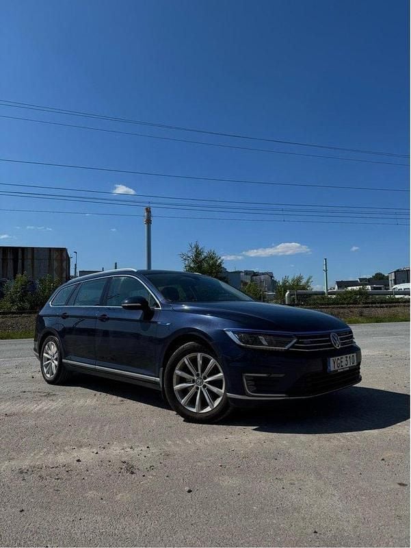 Blå Begagnad 2017 VW Passat GTE Kombi | 116 000 kr (Bra pris) - Bild 1/4