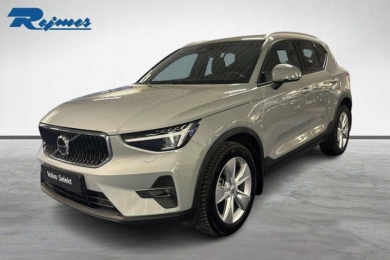 Grå Begagnad 2023 Volvo XC40 Core SUV | 349 900 kr (Marknadspris) - Bild 1/4