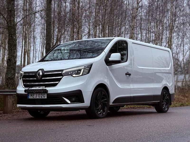 Vit Begagnad 2022 Renault Trafic Minibuss | 298 750 kr - Bild 1/4