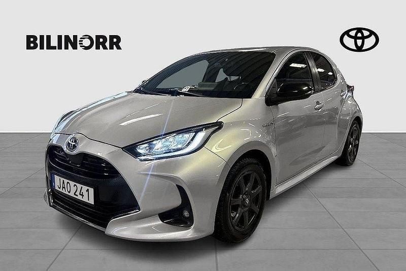 Silver Begagnad 2021 Toyota Yaris Hybrid Style Halvkombi | 219 500 kr (Marknadspris) - Bild 1/3