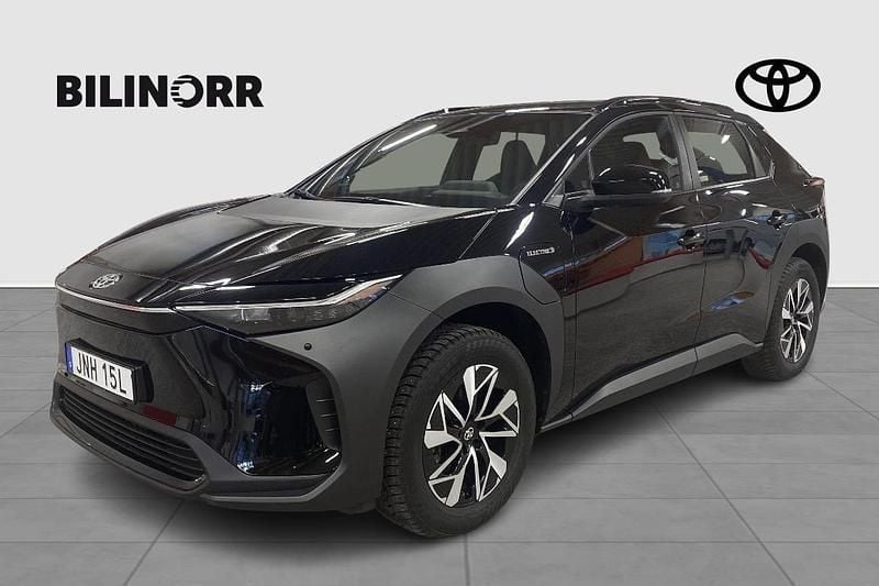 Svart Begagnad 2023 Toyota bZ4X Active SUV | 369 900 kr (Superpris) - Bild 1/4