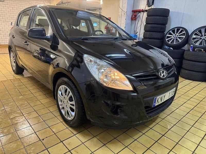 Svart Begagnad 2010 Hyundai i20 Select Halvkombi | 52 900 kr (Marknadspris) - Bild 1/4