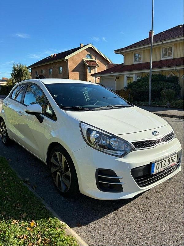 Vit Begagnad 2016 Kia Rio Halvkombi | 96 000 kr (Marknadspris) - Bild 1/4