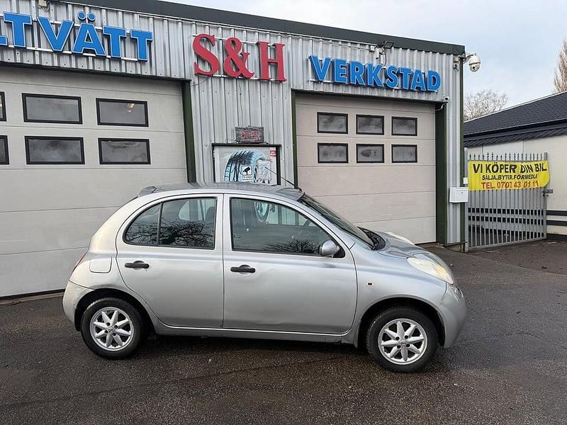 Begagnad Nissan Micra 65 HK (47 kW) 2004 Silver Halvkombi