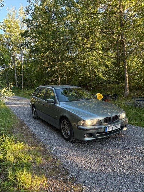 Grön Begagnad 2002 BMW 525 M Sport Kombi | 34 900 kr (Superpris) - Bild 1/4