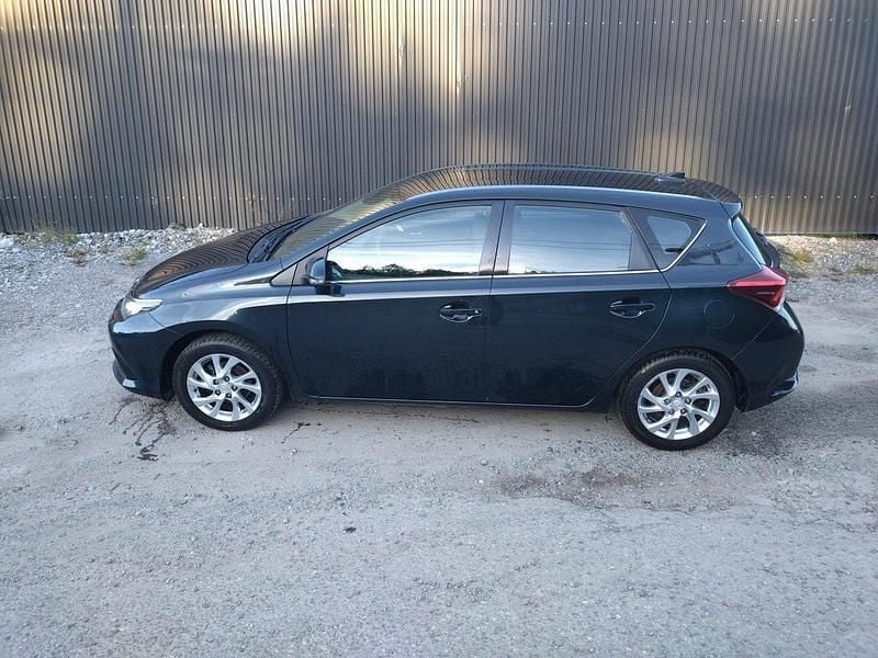 Blå Begagnad 2015 Toyota Auris Active Halvkombi | 125 000 kr (Bra pris) - Bild 1/4