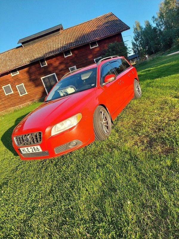 Röd Begagnad 2010 Volvo V70 Kombi | 60 000 kr (Marknadspris) - Bild 1/4
