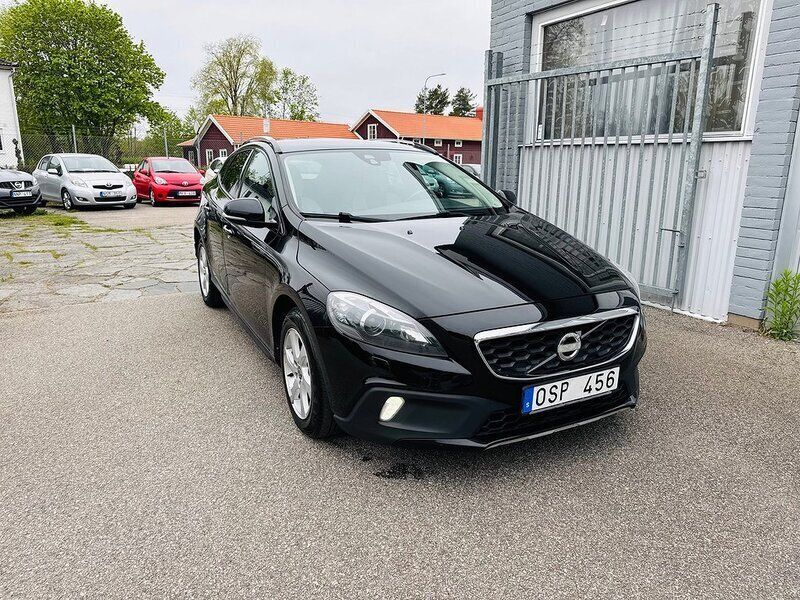 Svart Begagnad 2013 Volvo V40 CC Momentum Kombi | 99 900 kr (Marknadspris) - Bild 1/4