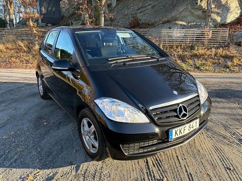 Svart metallic Begagnad 2012 Mercedes A160 Halvkombi | 45 000 kr (Superpris) - Bild 1/4