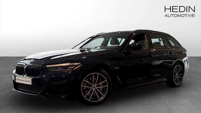 Svart (black) Begagnad 2024 BMW 530e M Sport Kombi | 448 700 kr (Marknadspris) - Bild 1/4