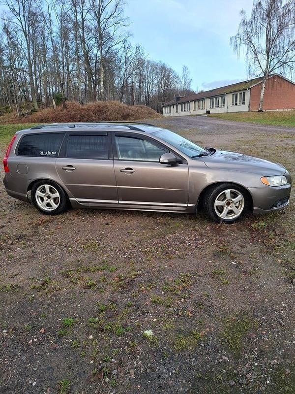 Står grå i registreringsbeviset, men ser mer grönbeige ut. Begagnad 2008 Volvo V70 Kombi | 55 000 kr (Lite dyr) - Bild 1/4