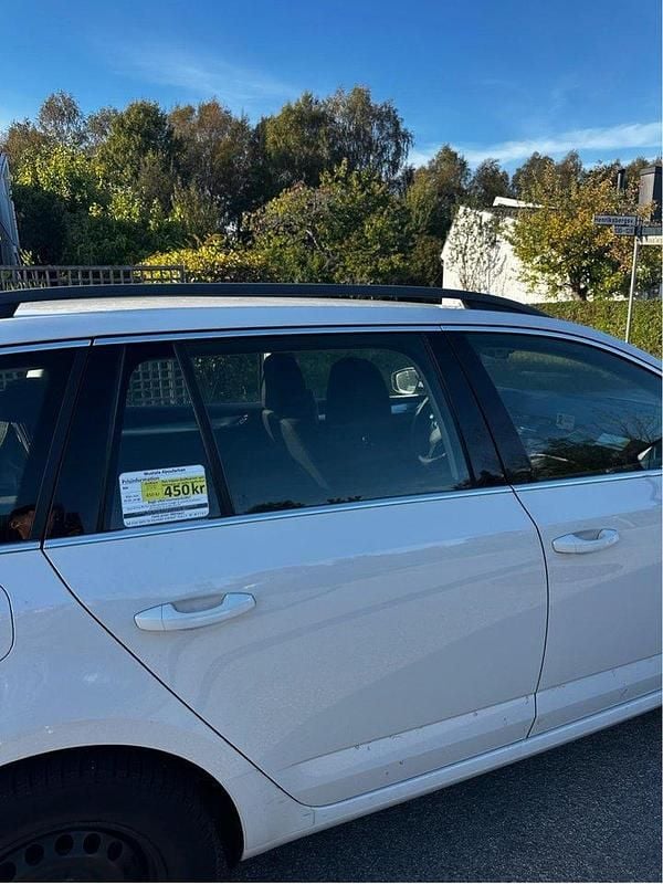 Vit Begagnad 2018 Skoda Octavia G-TEC Ambition Kombi | 118 000 kr (Marknadspris) - Bild 1/4