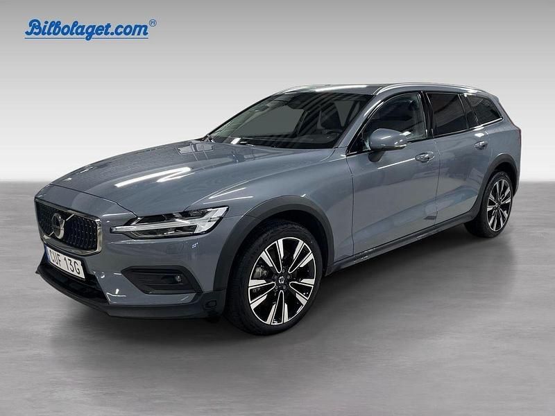 Grå Begagnad 2024 Volvo V60 CC Plus Kombi | 445 000 kr (Marknadspris) - Bild 1/4
