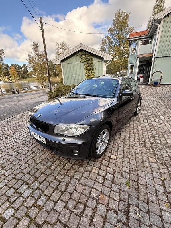 Grå Begagnad 2006 BMW 120 Advantage Halvkombi | 55 000 kr (Marknadspris) - Bild 1/4
