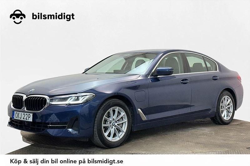Blå Begagnad 2020 BMW 545e Sport Line Sedan | 519 900 kr (Bra pris) - Bild 1/3