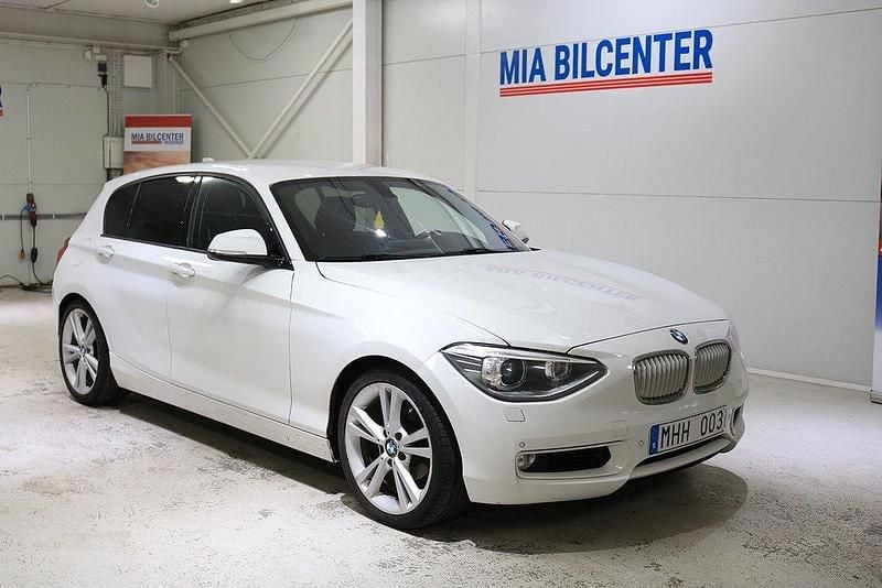 Vit Begagnad 2012 BMW 118 Halvkombi | 109 000 kr (Marknadspris) - Bild 1/3