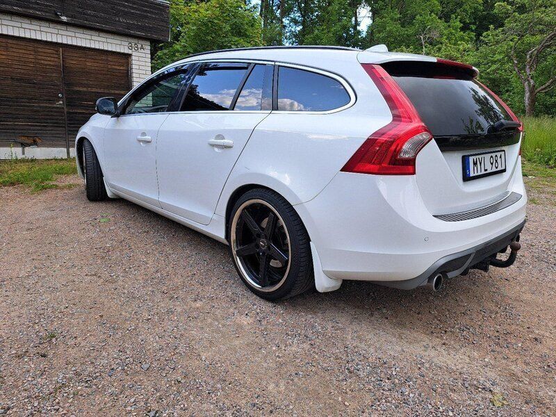 Vit Begagnad 2013 Volvo V60 R-Design Kombi | 79 500 kr (Marknadspris) - Bild 1/4