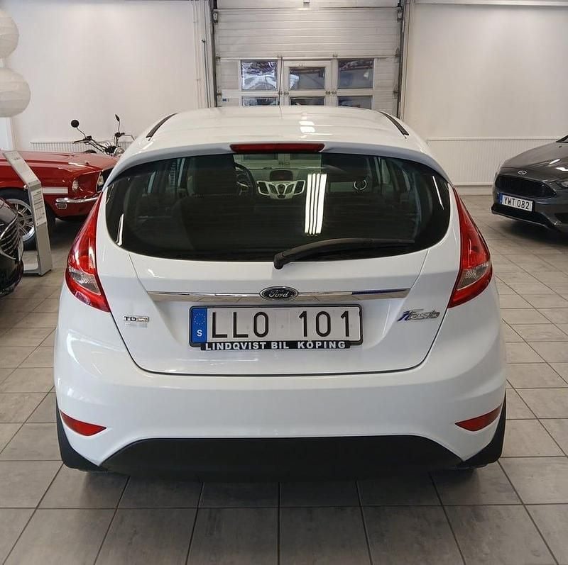 Begagnad Ford Fiesta 90 HK (66 kW) 2009 Frozen white Halvkombi