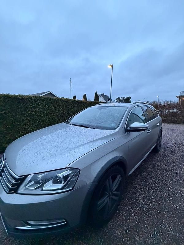Grå Begagnad 2014 VW Passat Alltrack Kombi | 137 500 kr (Lite dyr) - Bild 1/4