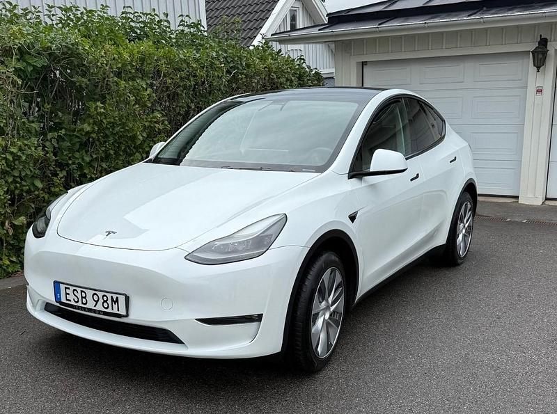 Vit Begagnad 2023 Tesla Model Y Long Range AWD SUV | 395 000 kr - Bild 1/4