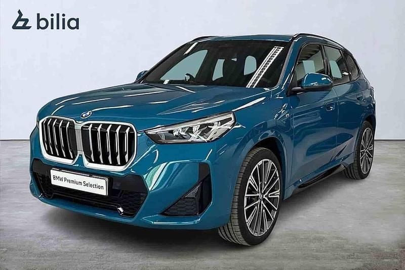 Blå Begagnad 2025 BMW X1 Shadowline SUV | 549 900 kr (Marknadspris) - Bild 1/1