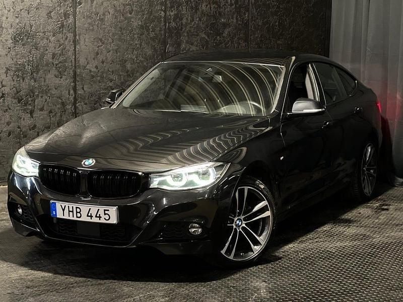 Svart Begagnad 2016 BMW 320 Gran Turismo M Sport Halvkombi | 189 500 kr (Marknadspris) - Bild 1/4