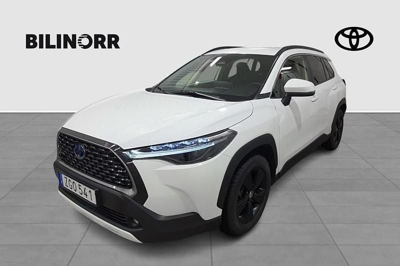 Vit Begagnad 2022 Toyota Corolla Cross Style SUV | 379 900 kr (Marknadspris) - Bild 1/4
