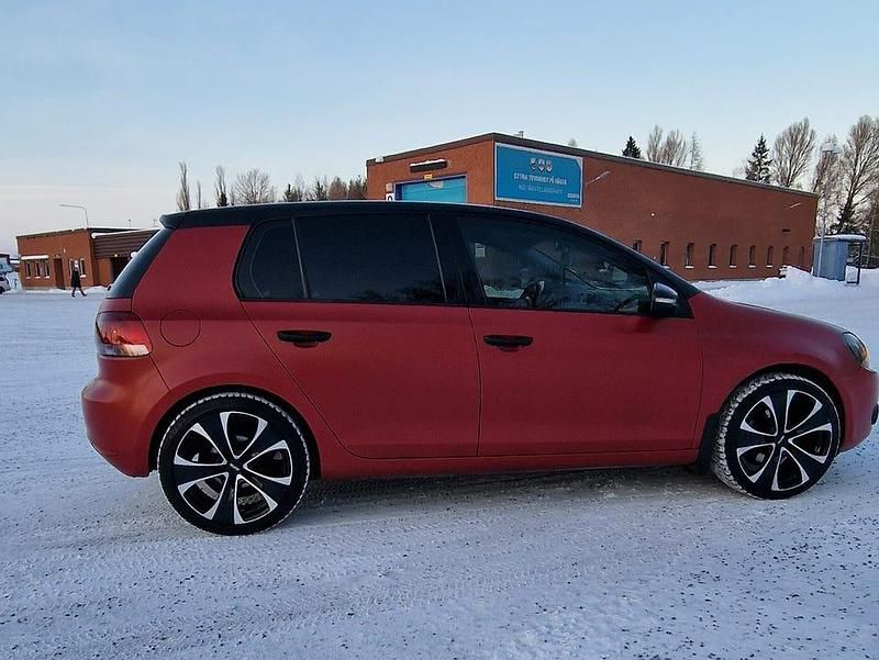 Matt röd med svart tak Begagnad 2012 VW Golf VII Halvkombi | 62 900 kr (Lite dyr) - Bild 1/4
