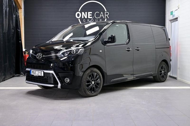 Svart Begagnad 2022 Toyota Proace Minibuss | 284 900 kr (Marknadspris) - Bild 1/4