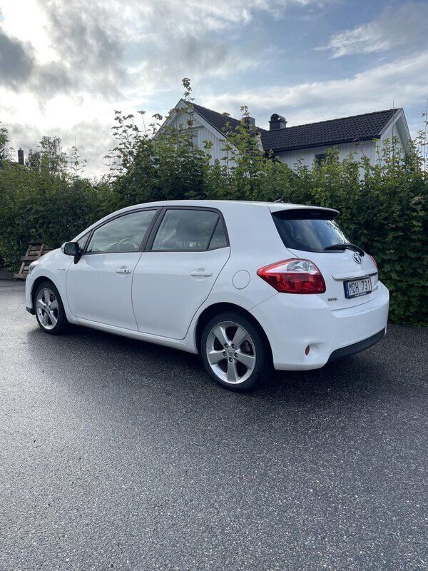 Vit Begagnad 2011 Toyota Auris Hybrid Premium Halvkombi | 104 500 kr (Bra pris) - Bild 1/4