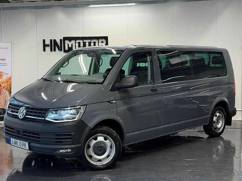Grå Begagnad 2019 VW Caravelle Trendline Minibuss | 329 900 kr (Marknadspris) - Bild 1/4