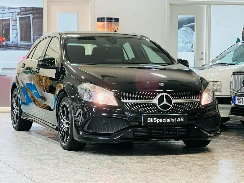 Svart Begagnad 2017 Mercedes A180 AMG Halvkombi | 169 999 kr (Marknadspris) - Bild 1/4