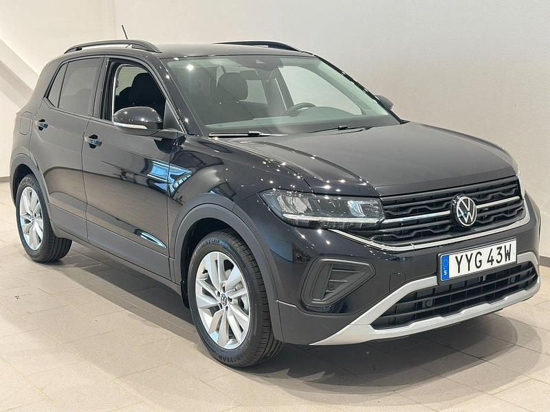 Svart (deep black pearl) Ny 2025 VW T-Cross Life SUV | 349 700 kr (Marknadspris) - Bild 1/3