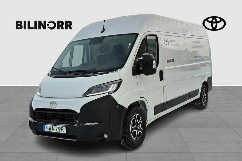 Vit Begagnad 2024 Toyota Proace Comfort Minibuss | 549 900 kr (Marknadspris) - Bild 1/4