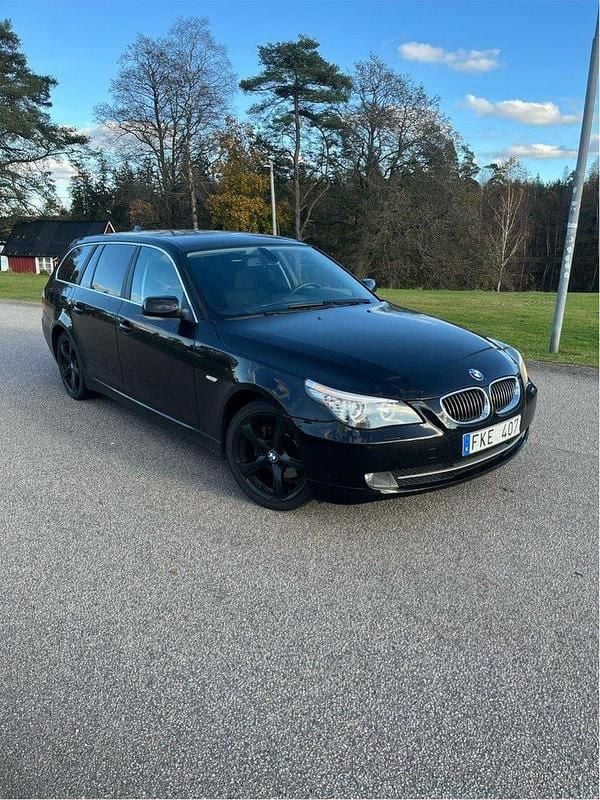 Svart Begagnad 2007 BMW 523 Kombi | 42 000 kr (Marknadspris) - Bild 1/4