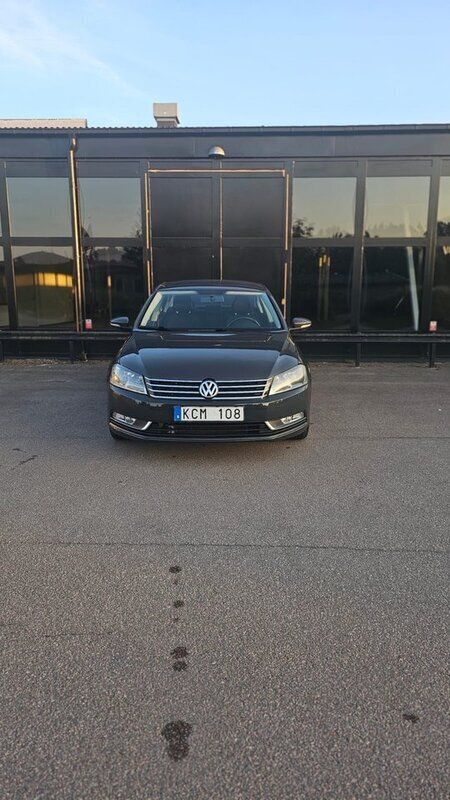 Mörkgrå Begagnad 2011 VW Passat Sedan | 89 900 kr (Marknadspris) - Bild 1/4