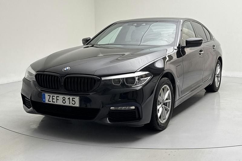 Svart Begagnad 2018 BMW 530 iPerformance Sedan | 249 000 kr (Marknadspris) - Bild 1/4