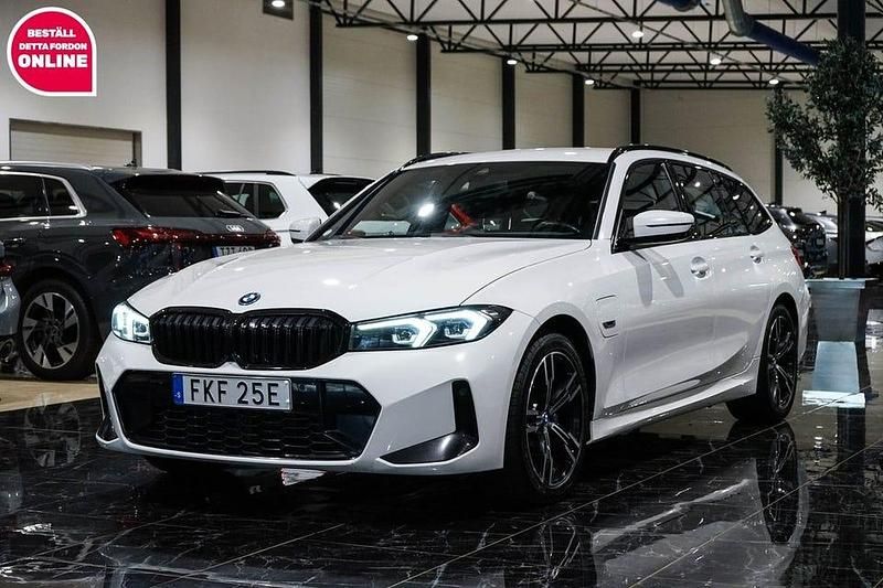 Vit Begagnad 2023 BMW 330 M Sport Kombi | 349 500 kr - Bild 1/4