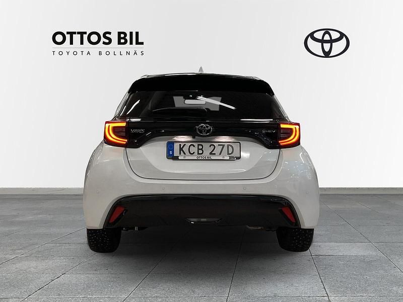 Begagnad Toyota Yaris Hybrid Style 132 HK (97 kW) 2024 Vit Halvkombi