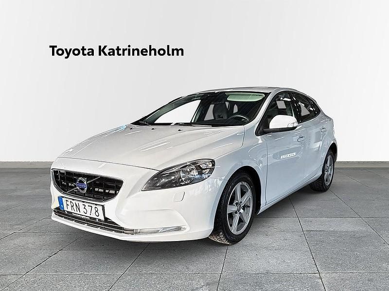 Vit Begagnad 2015 Volvo V40 Kinetic Halvkombi | 122 900 kr (Bra pris) - Bild 1/4