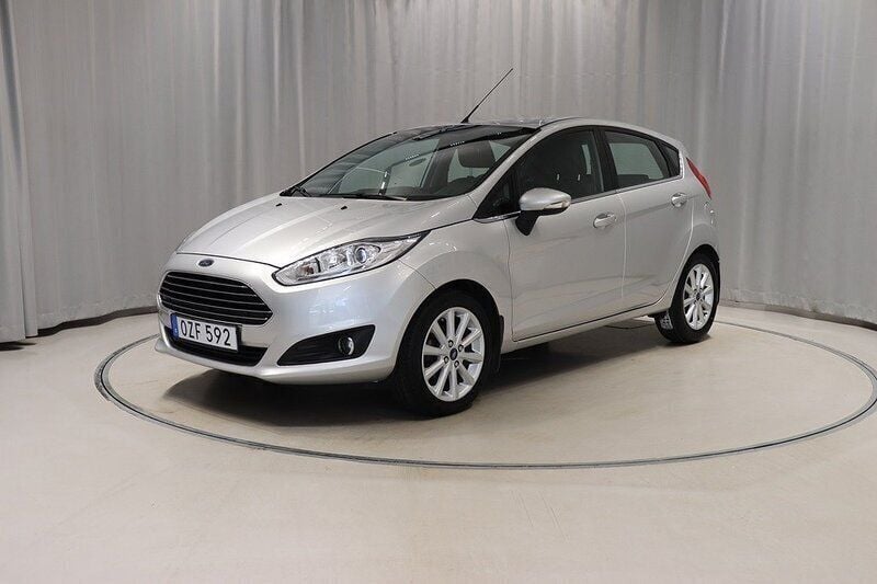 Grå Begagnad 2016 Ford Fiesta Halvkombi | 104 900 kr (Marknadspris) - Bild 1/2