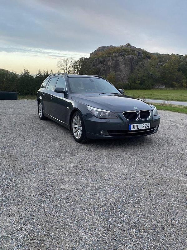 Grå Begagnad 2009 BMW 520 Kombi | 45 000 kr (Marknadspris) - Bild 1/4