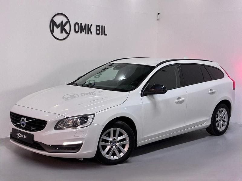 Vit Begagnad 2015 Volvo V60 Momentum Kombi | 107 900 kr (Bra pris) - Bild 1/4