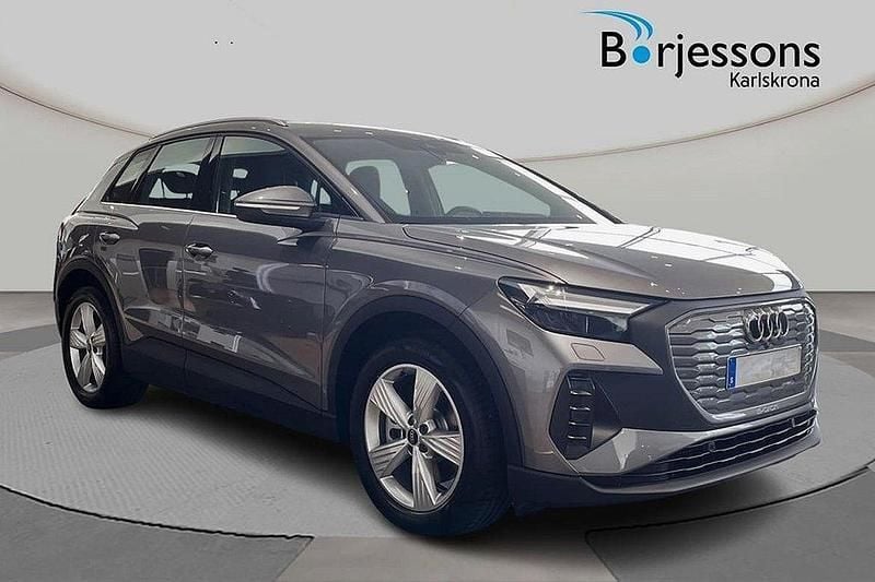 Grå Ny 2025 Audi Q4 e-tron Proline SUV | 624 700 kr (Superpris) - Bild 1/4