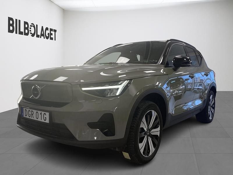 Grön Begagnad 2023 Volvo XC40 Core SUV | 364 800 kr (Marknadspris) - Bild 1/4