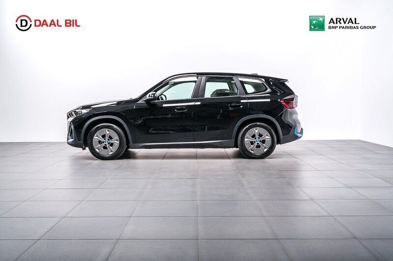 Svart Begagnad 2022 BMW iX1 SUV | 429 900 kr (Marknadspris) - Bild 1/4