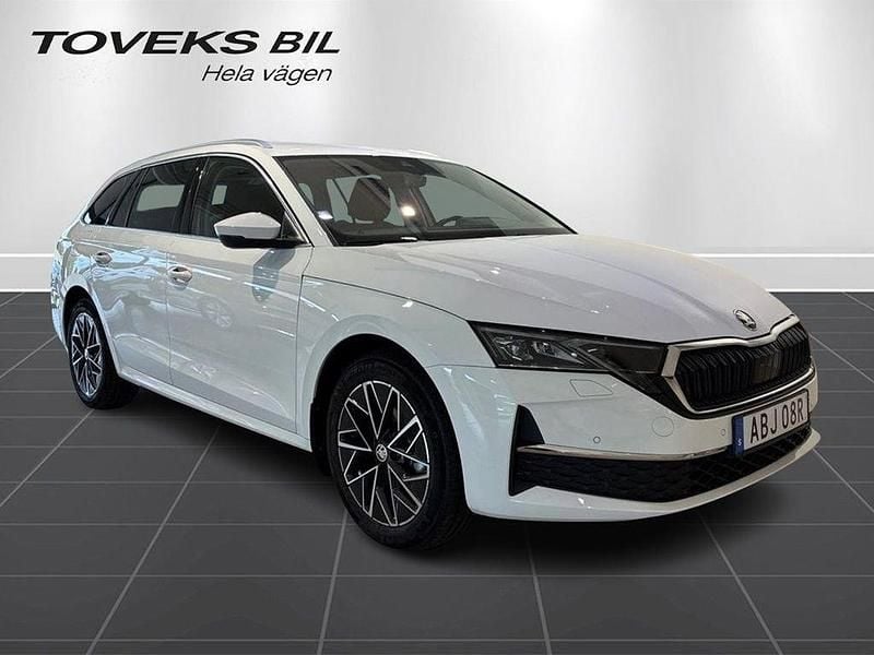 Vit (candy white) Begagnad 2025 Skoda Octavia Kombi | 329 900 kr (Lite dyr) - Bild 1/4